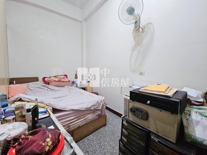 秀泰百貨旁車庫透天房屋室內格局與周邊環境