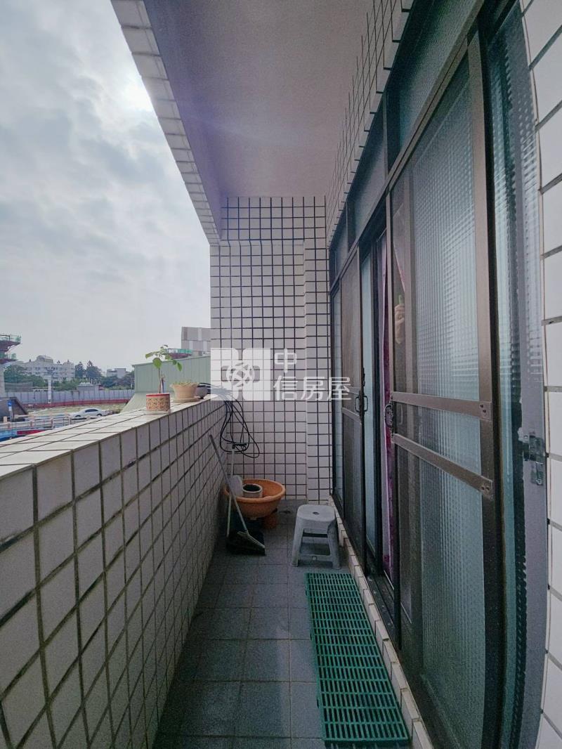 秀泰百貨旁車庫透天房屋室內格局與周邊環境
