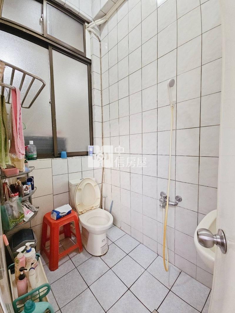秀泰百貨旁車庫透天房屋室內格局與周邊環境