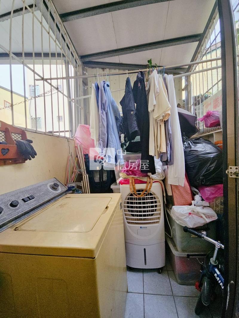 秀泰百貨旁車庫透天房屋室內格局與周邊環境