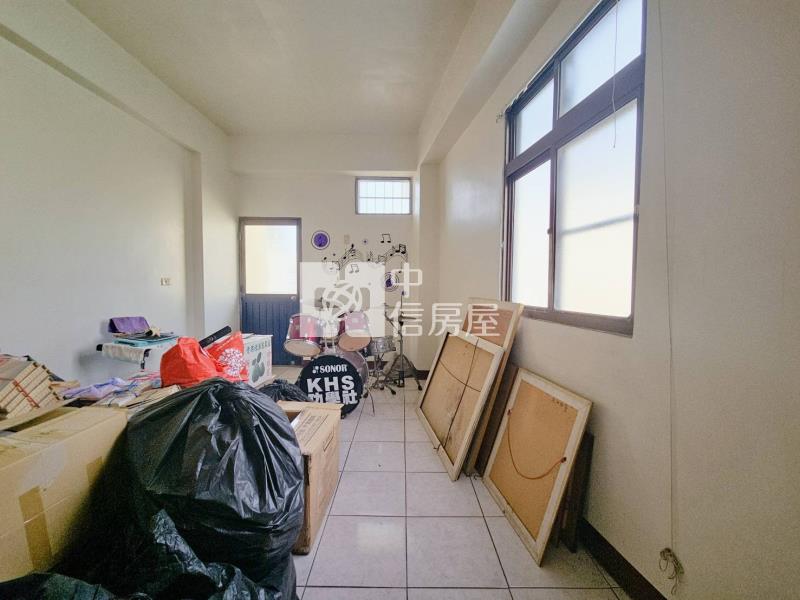 秀泰百貨旁車庫透天房屋室內格局與周邊環境