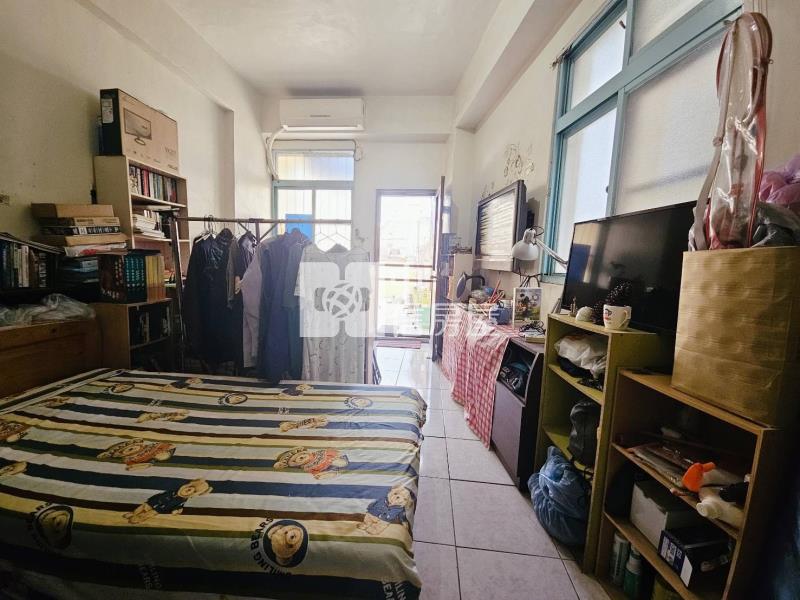 秀泰百貨旁車庫透天房屋室內格局與周邊環境