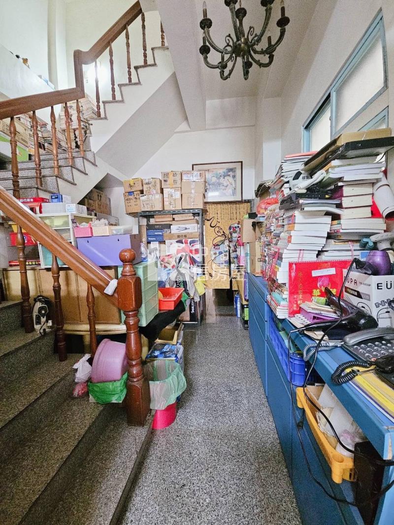 秀泰百貨旁車庫透天房屋室內格局與周邊環境