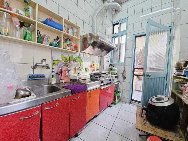 秀泰百貨旁車庫透天房屋室內格局與周邊環境