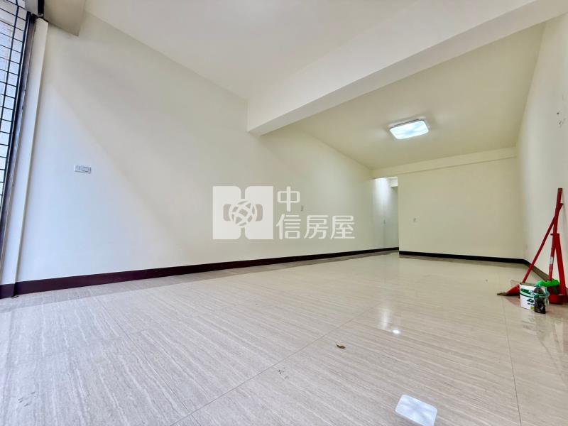 中興商圈｜快入手走路到國小到公所｜超低總價｜車庫透天房屋室內格局與周邊環境