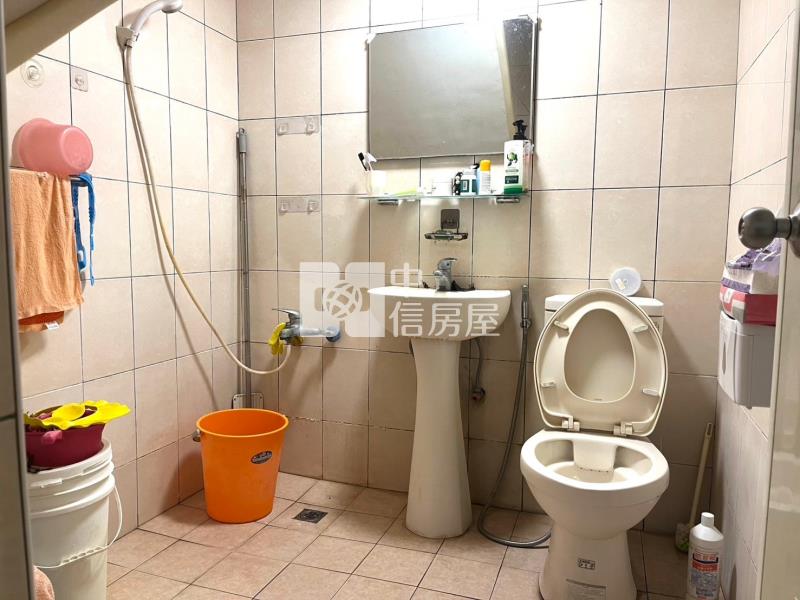屏基面寬車庫透天房屋室內格局與周邊環境