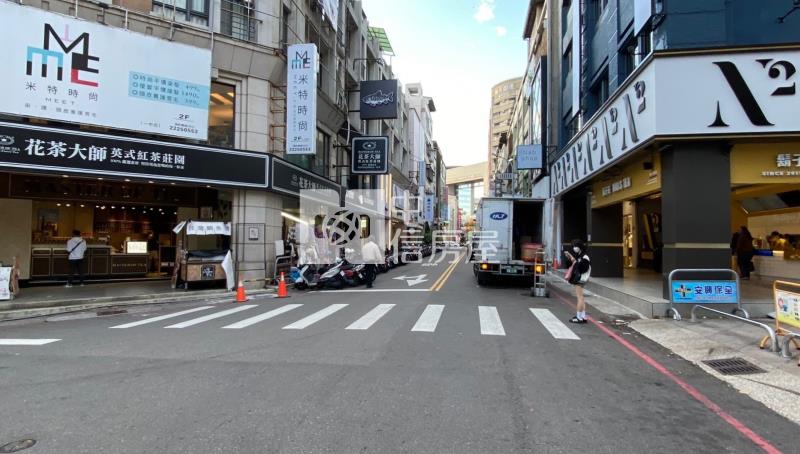 一中商圈大面寬超商連鎖店面房屋室內格局與周邊環境