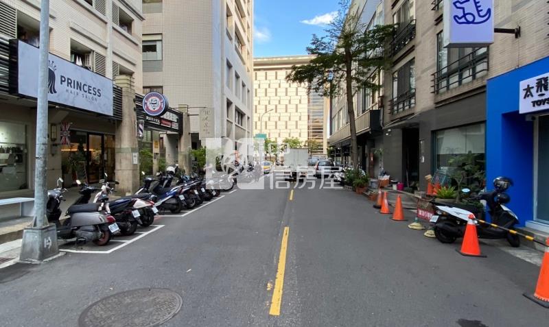 一中商圈大面寬超商連鎖店面房屋室內格局與周邊環境