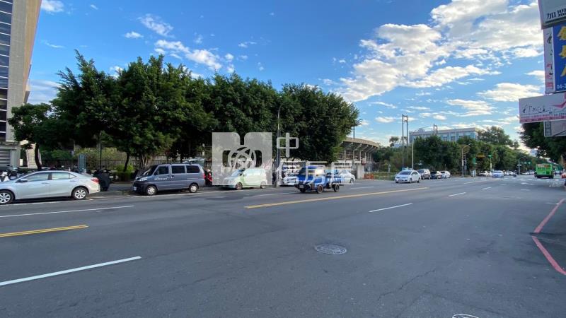 一中商圈大面寬超商連鎖店面房屋室內格局與周邊環境