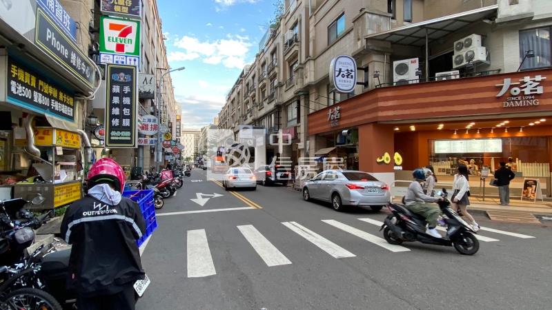 一中商圈大面寬超商連鎖店面房屋室內格局與周邊環境
