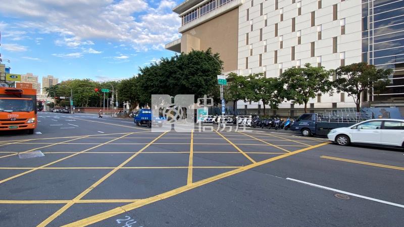 一中商圈大面寬超商連鎖店面房屋室內格局與周邊環境