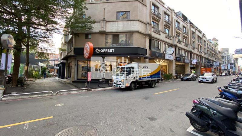 一中商圈大面寬超商連鎖店面房屋室內格局與周邊環境