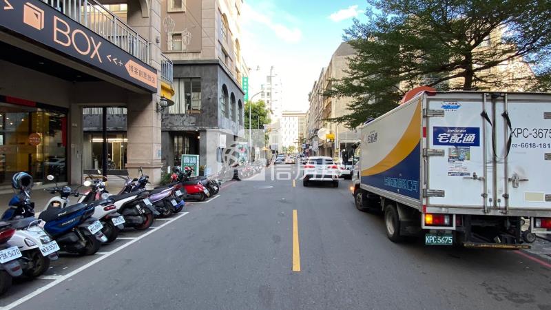 一中商圈大面寬超商連鎖店面房屋室內格局與周邊環境