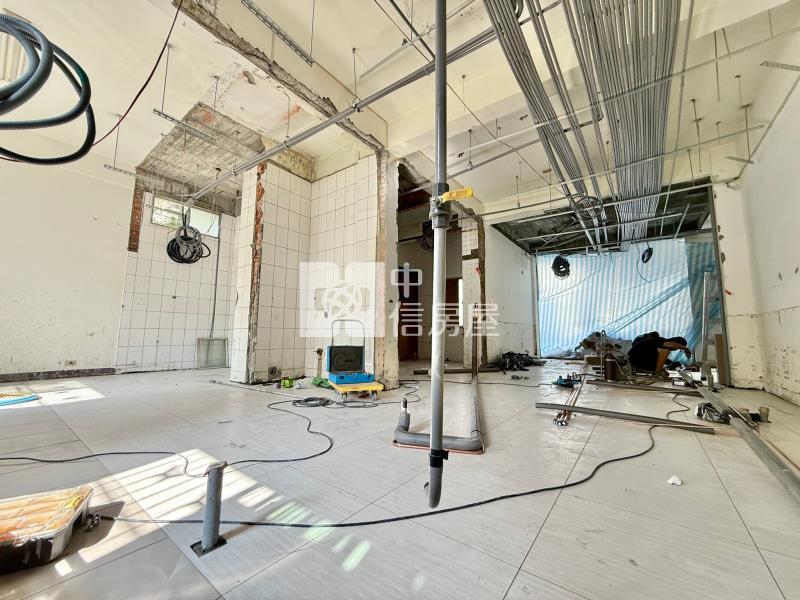 一中商圈11米面寬連鎖全家超商承租店面|年收126萬房屋室內格局與周邊環境