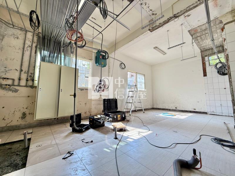 一中商圈11米面寬連鎖全家超商承租店面|年收126萬房屋室內格局與周邊環境