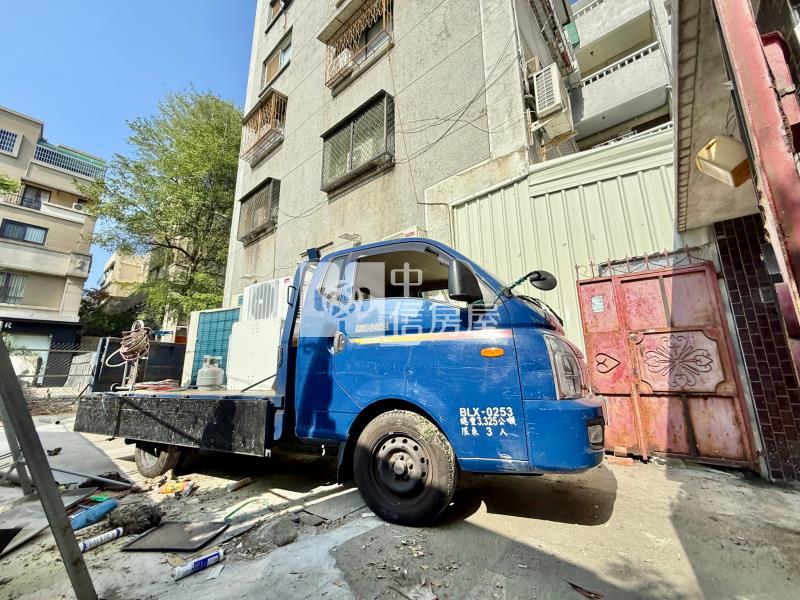 一中商圈11米面寬連鎖全家超商承租店面|年收126萬房屋室內格局與周邊環境