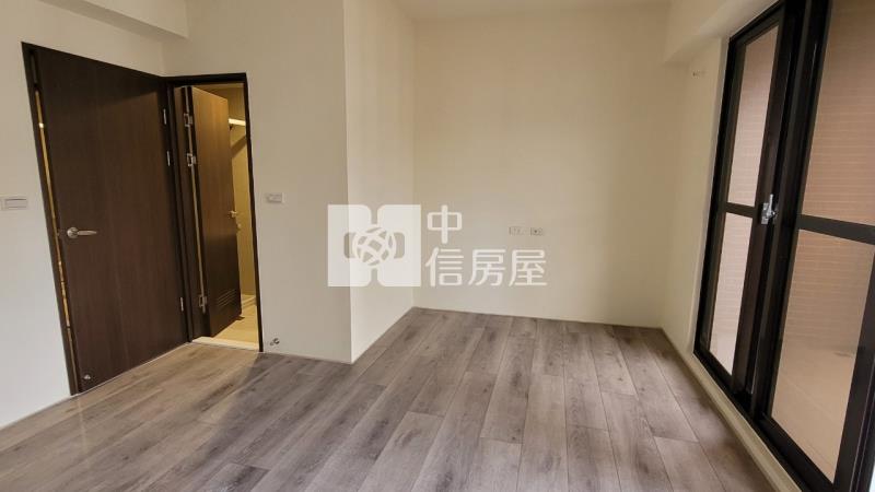 龍科旁全新大面寬別墅前院停車房屋室內格局與周邊環境