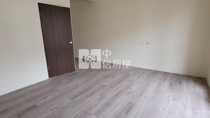 龍科旁全新大面寬別墅前院停車房屋室內格局與周邊環境