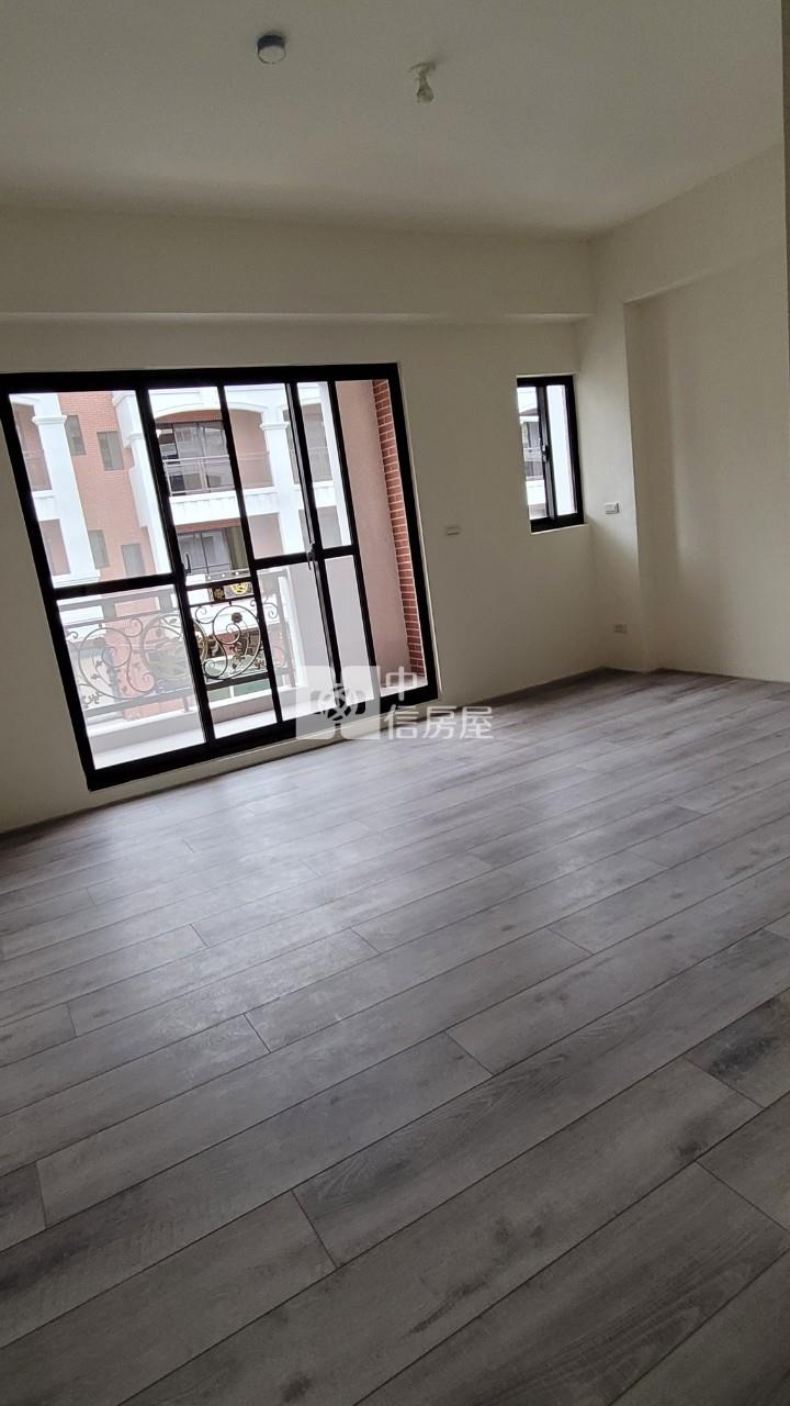 龍科旁全新大面寬別墅前院停車房屋室內格局與周邊環境