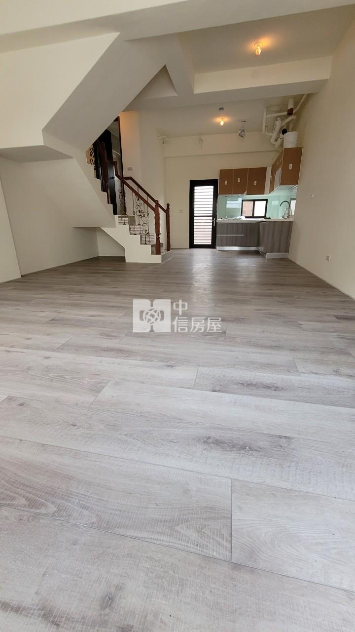 龍科旁全新大面寬別墅前院停車房屋室內格局與周邊環境