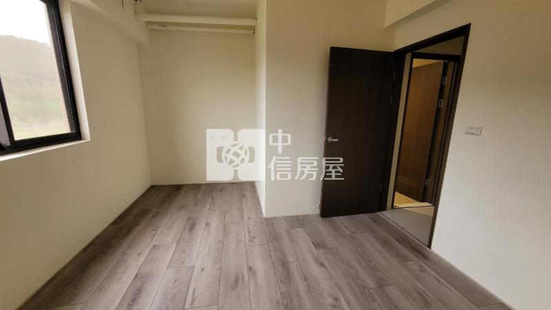龍科旁全新大面寬別墅前院停車房屋室內格局與周邊環境