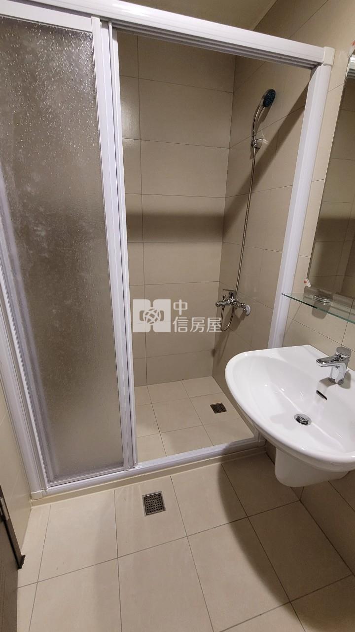 龍科旁全新大面寬別墅前院停車房屋室內格局與周邊環境