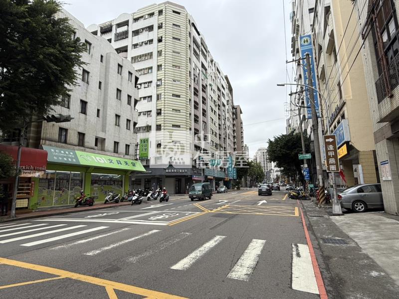 西屯黎明商圈角間透店房屋室內格局與周邊環境