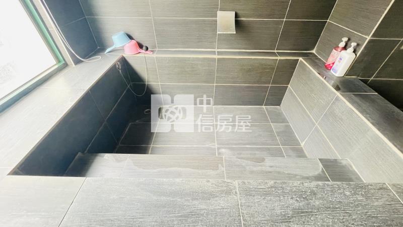 市中心點點條紋風山景湯屋房屋室內格局與周邊環境