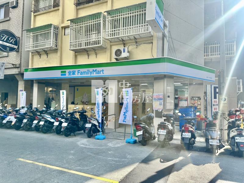 一中商圈11米面寬連鎖全家超商承租店面|年收126萬房屋室內格局與周邊環境