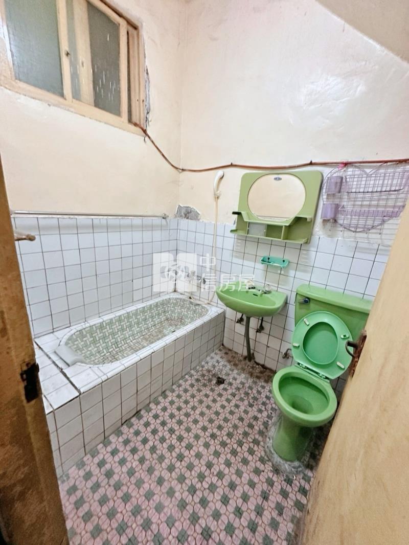 龍岡大地坪透天,前院停車房屋室內格局與周邊環境