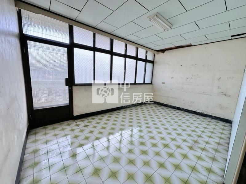 龍岡大地坪透天,前院停車房屋室內格局與周邊環境