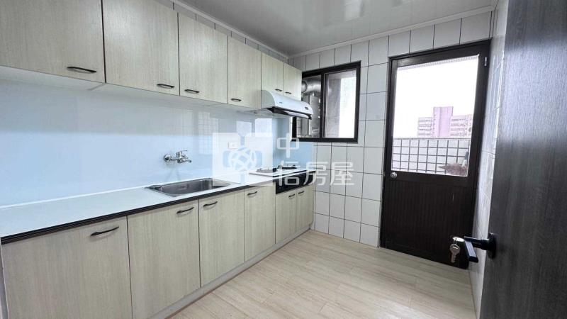 華勛忠貞電梯美三房房屋室內格局與周邊環境