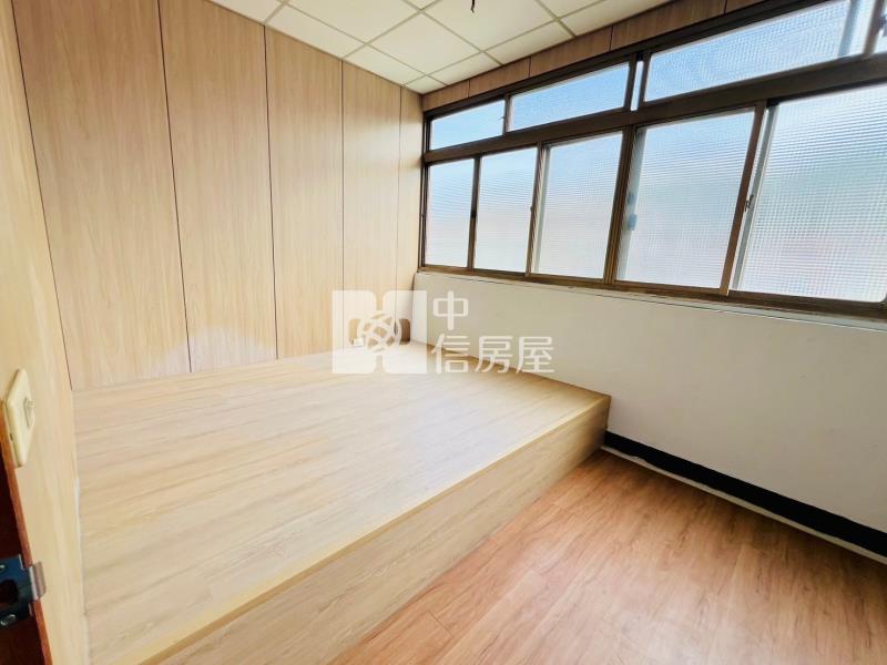 邊間前院停車孝親美透天房屋室內格局與周邊環境