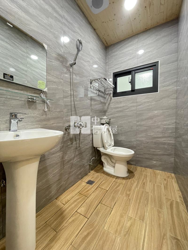 斗六全新整理大面寬車庫別墅房屋室內格局與周邊環境