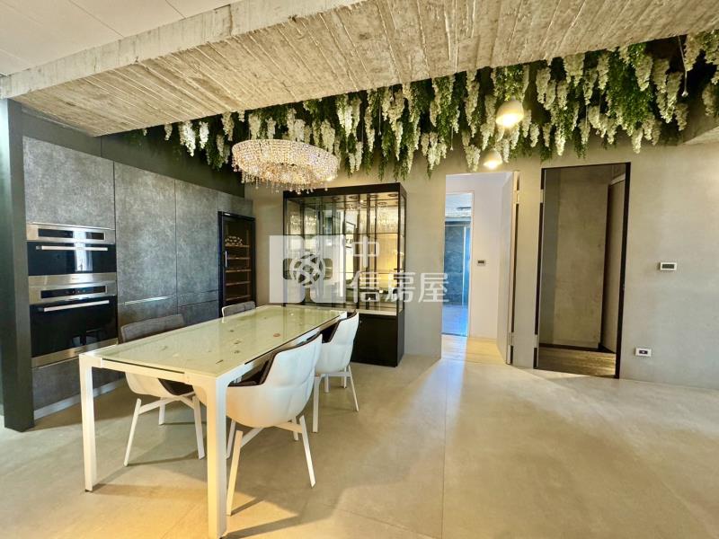 秋紅谷高樓層裝潢視野戶+雙平車房屋室內格局與周邊環境