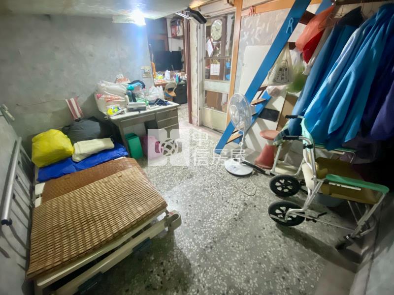 近育仁國小臨10米路三角窗面寬6米店面房屋室內格局與周邊環境