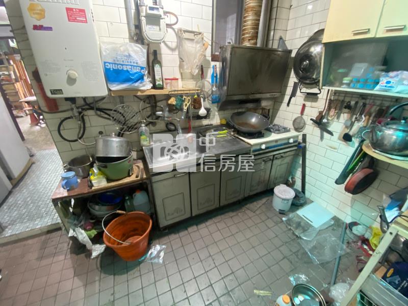 近育仁國小臨10米路三角窗面寬6米店面房屋室內格局與周邊環境