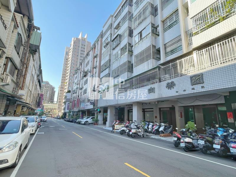 五期捷運站向榮園三房車位房屋室內格局與周邊環境
