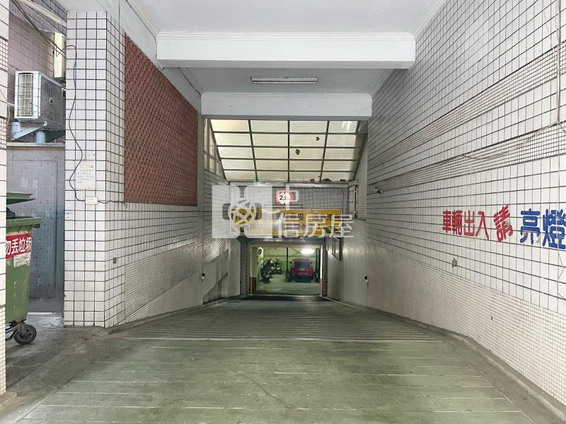 五期捷運站向榮園三房車位房屋室內格局與周邊環境