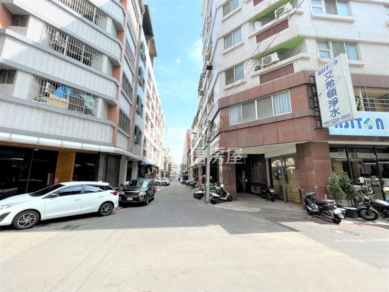 富強街大面寬角間金店面房屋室內格局與周邊環境