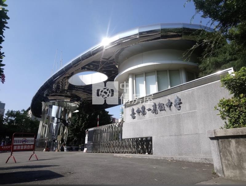 富強街大面寬角間金店面房屋室內格局與周邊環境