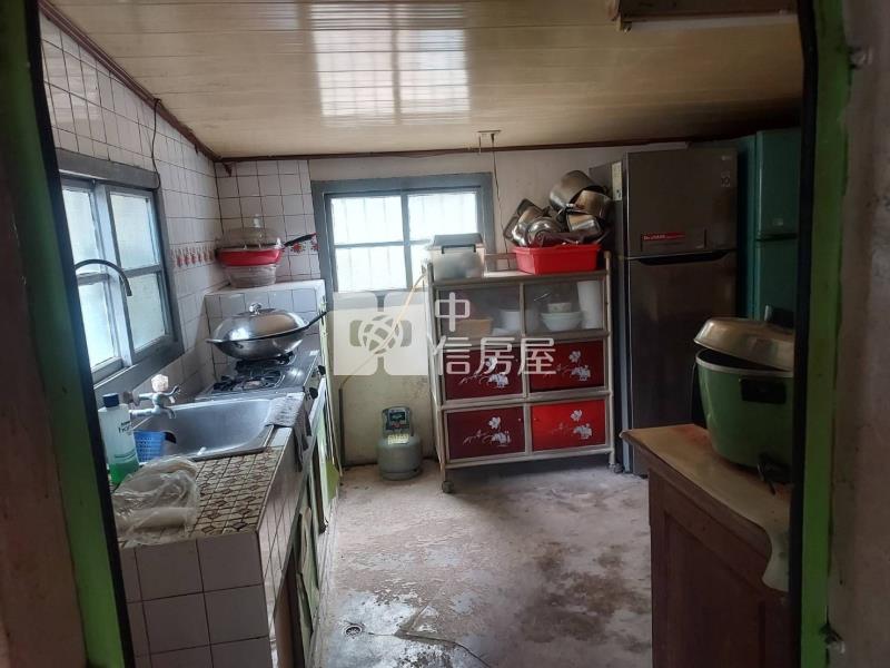 六甲區大丘園段有水電地上權果園地B房屋室內格局與周邊環境