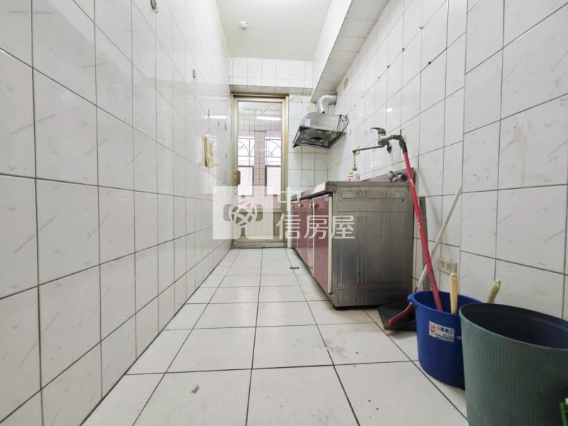 大里x南區市場最低價大三房+機上車位房屋室內格局與周邊環境