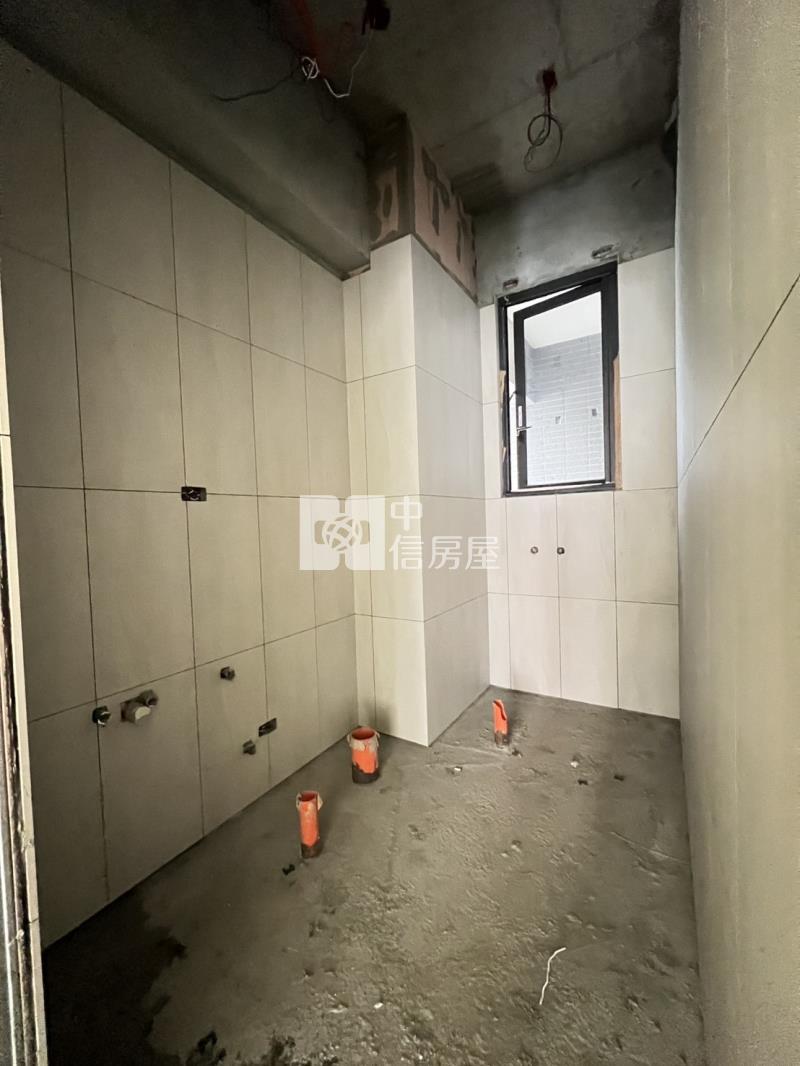 永隆國小旁大里二期全新燙金店面+平車房屋室內格局與周邊環境