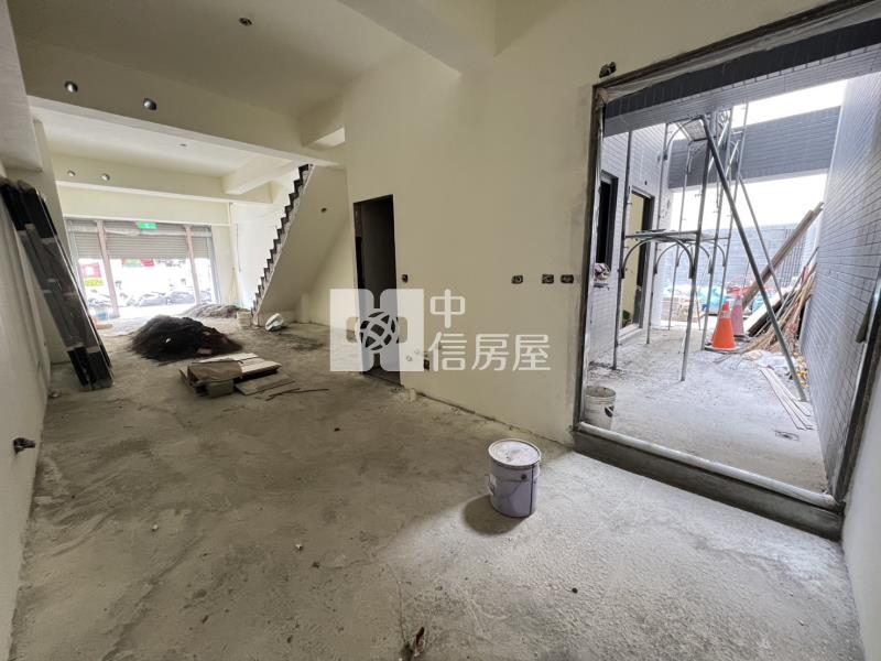 永隆國小旁大里二期全新燙金店面+平車房屋室內格局與周邊環境