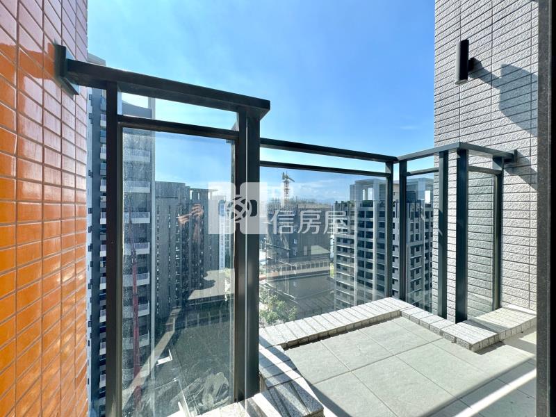機捷誠總V建築｜三房雙平車稀有頂樓露臺戶房屋室內格局與周邊環境