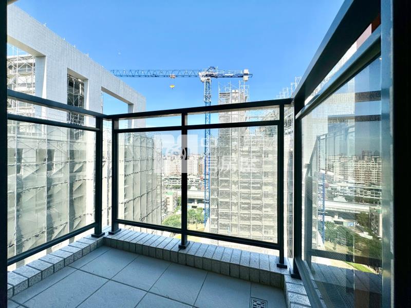 機捷誠總V建築｜三房雙平車稀有頂樓露臺戶房屋室內格局與周邊環境