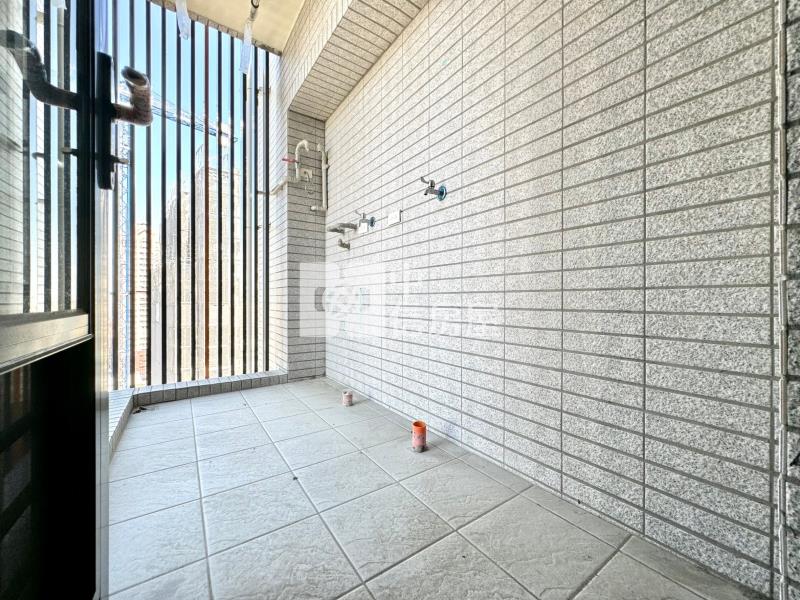 機捷誠總V建築｜三房雙平車稀有頂樓露臺戶房屋室內格局與周邊環境
