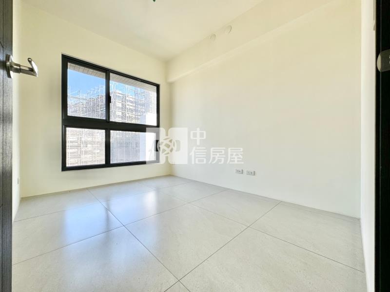 機捷誠總V建築｜三房雙平車稀有頂樓露臺戶房屋室內格局與周邊環境