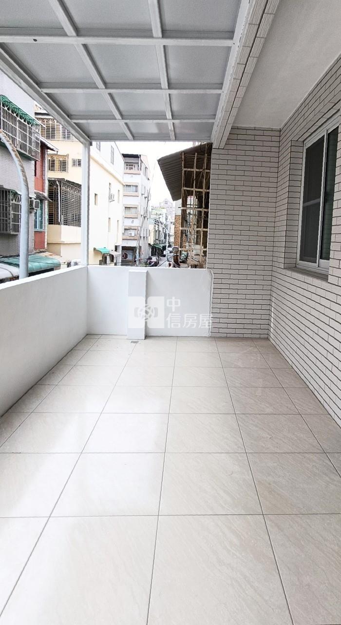 高雄三民高醫大露台整新2樓寓房屋室內格局與周邊環境